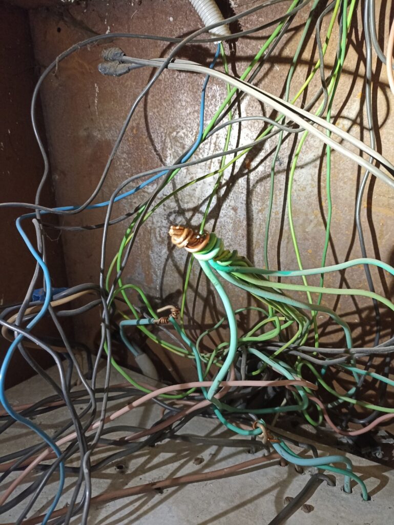 Havarijná služba, hlavný rozvádzač rodinného domu, Sedliská